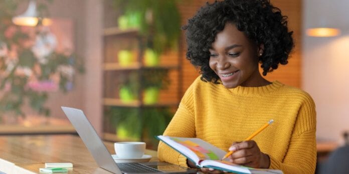 Choosing Between Online Income and Traditional Jobs